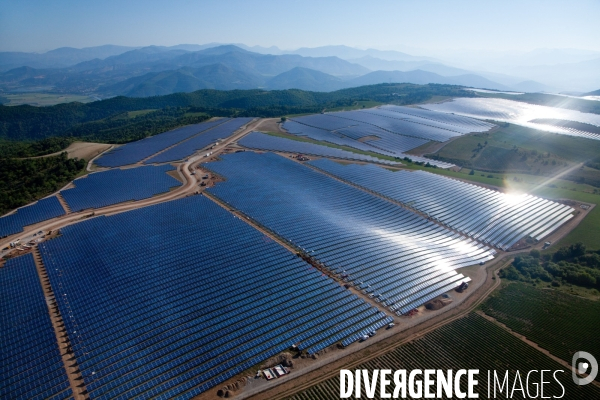 Vue aérienne de centrales solaires des Mées dans les Alpes-de-Haute-Provence (04)