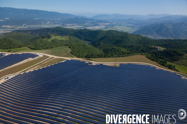 Vue aérienne de centrales solaires des Mées dans les Alpes-de-Haute-Provence (04)