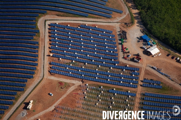 Vue aérienne de centrales solaires des Mées dans les Alpes-de-Haute-Provence (04)