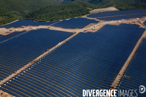 Vue aérienne de centrales solaires des Mées dans les Alpes-de-Haute-Provence (04)