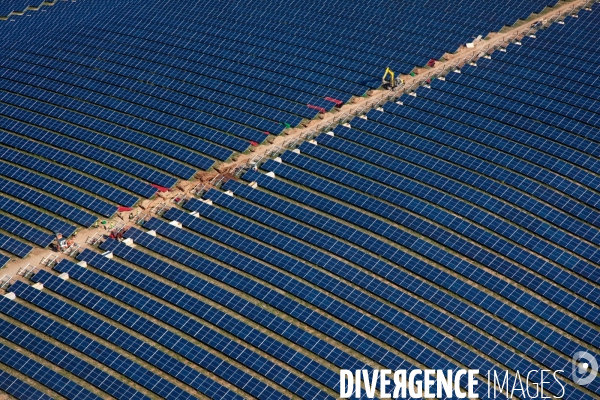 Vue aérienne de centrales solaires des Mées dans les Alpes-de-Haute-Provence (04)