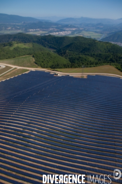 Vue aérienne de centrales solaires des Mées dans les Alpes-de-Haute-Provence (04)