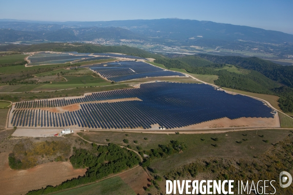 Vue aérienne de centrales solaires des Mées dans les Alpes-de-Haute-Provence (04)