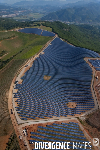 Vue aérienne de centrales solaires des Mées dans les Alpes-de-Haute-Provence (04)