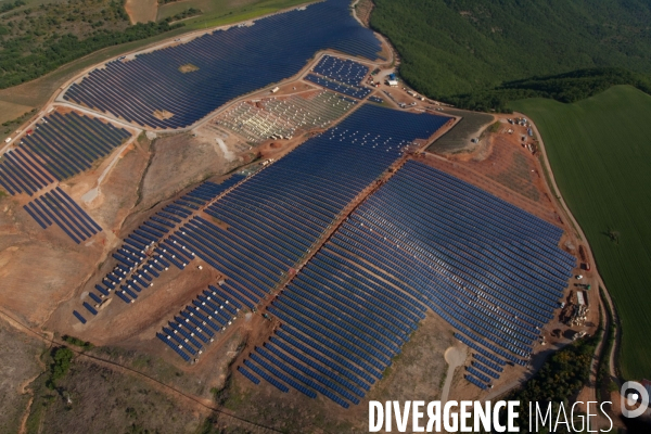 Vue aérienne de centrales solaires des Mées dans les Alpes-de-Haute-Provence (04)