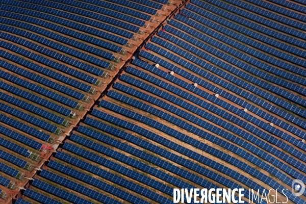 Vue aérienne de centrales solaires des Mées dans les Alpes-de-Haute-Provence (04)