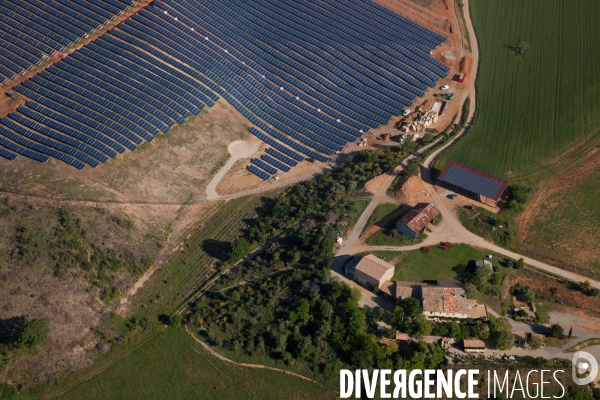 Vue aérienne de centrales solaires des Mées dans les Alpes-de-Haute-Provence (04)