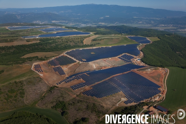 Vue aérienne de centrales solaires des Mées dans les Alpes-de-Haute-Provence (04)