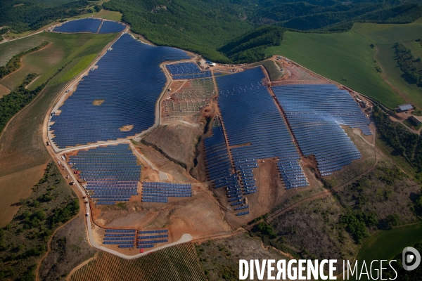 Vue aérienne de centrales solaires des Mées dans les Alpes-de-Haute-Provence (04)