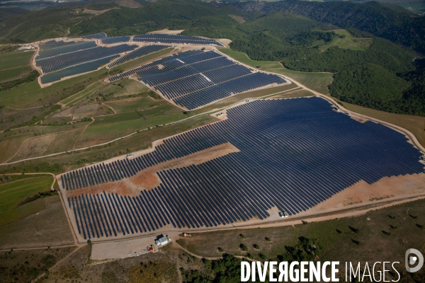 Vue aérienne de centrales solaires des Mées dans les Alpes-de-Haute-Provence (04)