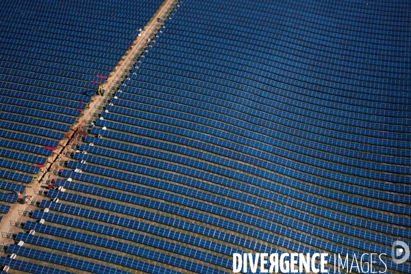 Vue aérienne de centrales solaires des Mées dans les Alpes-de-Haute-Provence (04)