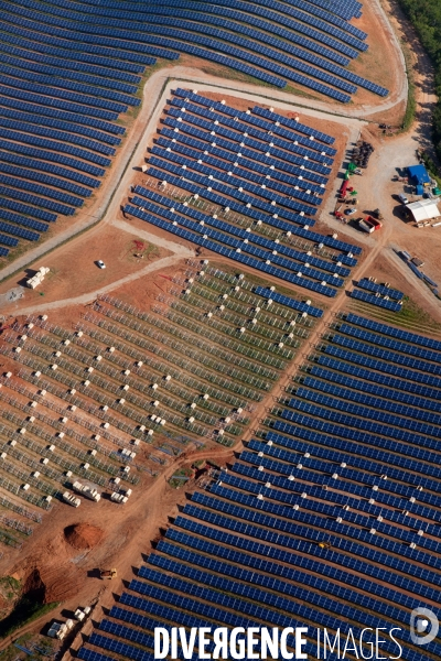 Vue aérienne de centrales solaires des Mées dans les Alpes-de-Haute-Provence (04)