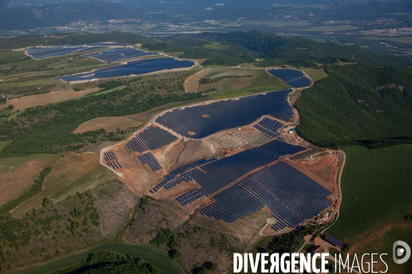 Vue aérienne de centrales solaires des Mées dans les Alpes-de-Haute-Provence (04)
