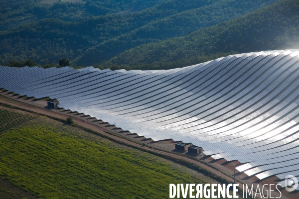 Vue aérienne de centrales solaires des Mées dans les Alpes-de-Haute-Provence (04)