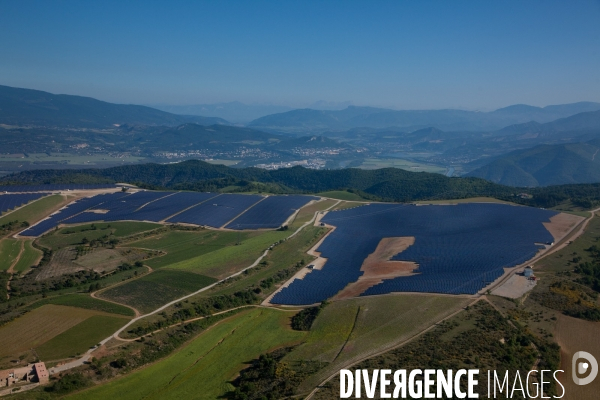 Vue aérienne de centrales solaires des Mées dans les Alpes-de-Haute-Provence (04)