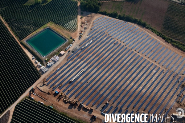 Vue aérienne de centrales solaires des Mées dans les Alpes-de-Haute-Provence (04)