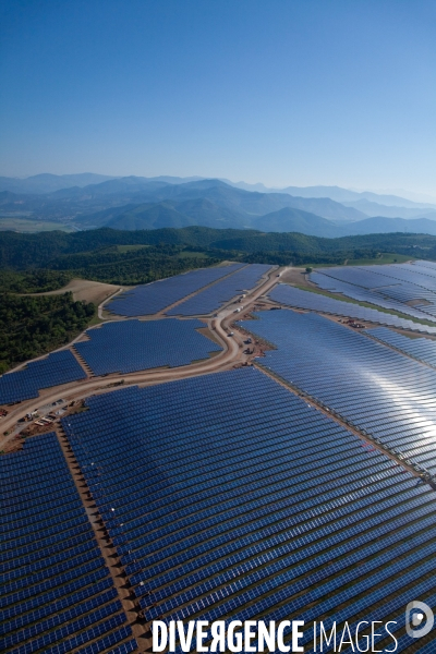 Vue aérienne de centrales solaires des Mées dans les Alpes-de-Haute-Provence (04)