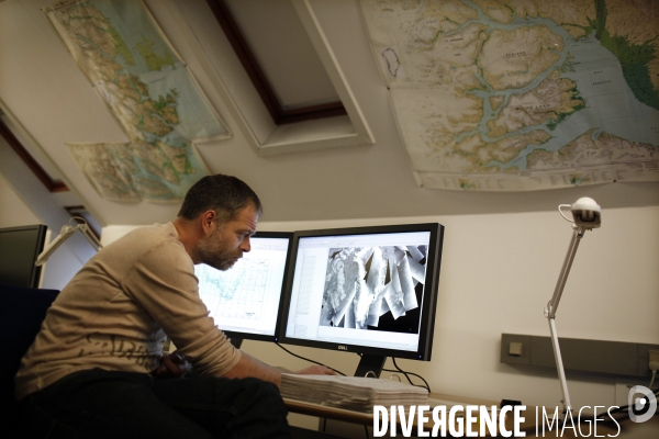 Le danish meteorological institute (dmi) est installe a copenhague. il etablie entre autre les cartes maritimes du groenland permettant aux navires de connaitre la position des icebergs et l evolution des glaces.