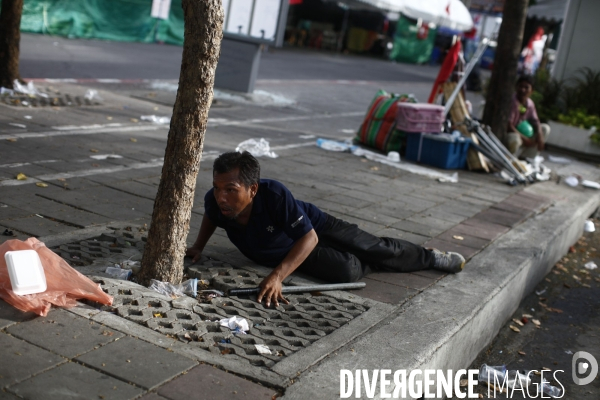 Crise en thailande (suite): intervention et evacuation, dans la violence, du camp des chemises rouges par les forces armees thailandaises.