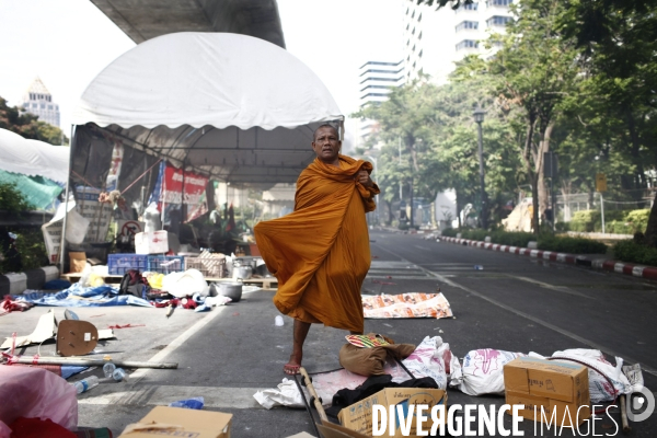 Crise en thailande (suite): intervention et evacuation, dans la violence, du camp des chemises rouges par les forces armees thailandaises.