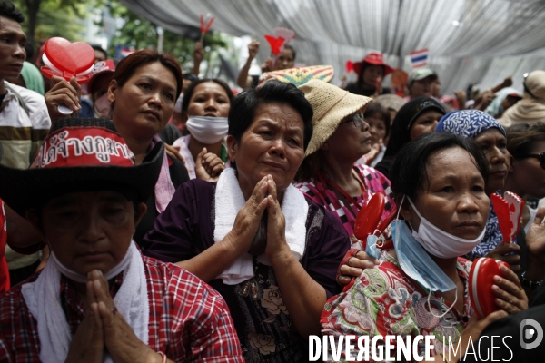 Crise en thailande (suite): intervention et evacuation, dans la violence, du camp des chemises rouges par les forces armees thailandaises.