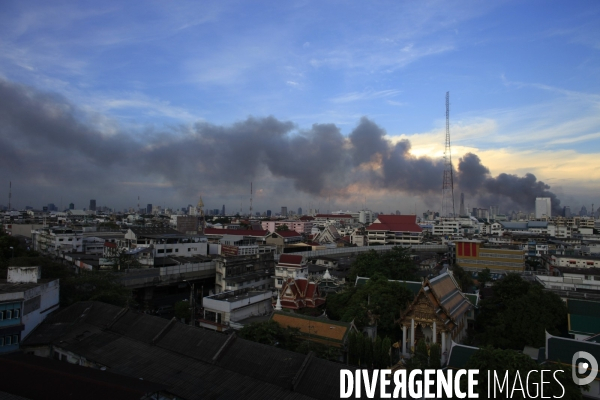 Crise en thailande (suite): intervention et evacuation, dans la violence, du camp des chemises rouges par les forces armees thailandaises.