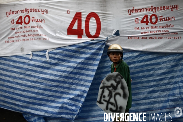 Crise en thailande (suite): intervention et evacuation, dans la violence, du camp des chemises rouges par les forces armees thailandaises.