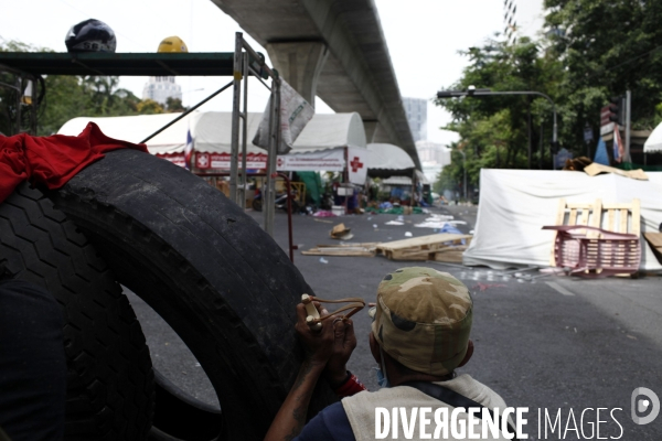 Crise en thailande (suite): intervention et evacuation, dans la violence, du camp des chemises rouges par les forces armees thailandaises.