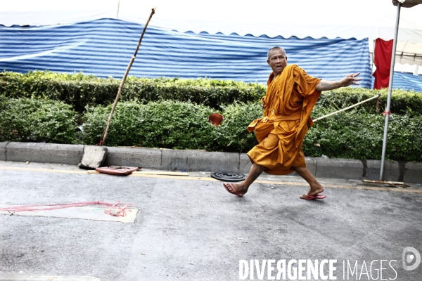 Crise en thailande (suite): intervention et evacuation, dans la violence, du camp des chemises rouges par les forces armees thailandaises.