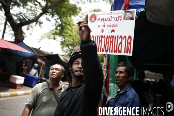 Crise en thailande (suite): intervention et evacuation, dans la violence, du camp des chemises rouges par les forces armees thailandaises.