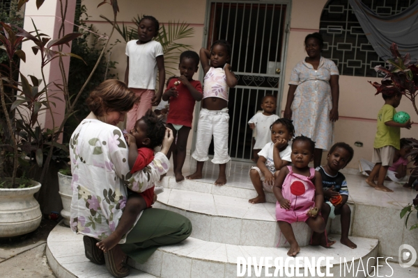 Le collectif sos-haiti-enfants-adoptes, en deplacement en haiti afin de tenter d accelerer les procedures d adoptions.