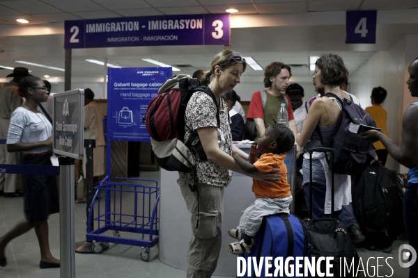 Parents francais venant d adopter en haiti.