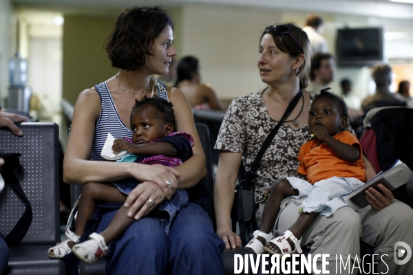 Parents francais venant d adopter en haiti.