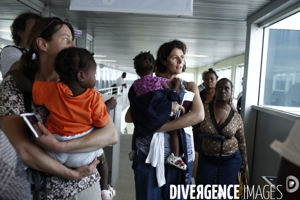 Parents francais venant d adopter en haiti.