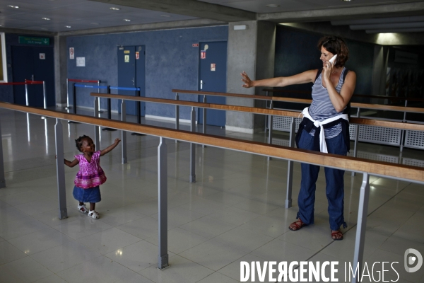 Parents francais venant d adopter en haiti.