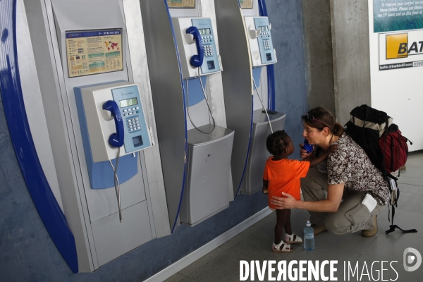 Parents francais venant d adopter en haiti.