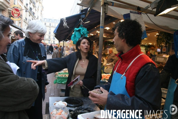 Francoise de Panafieu, maire du 17eme, accompagne Nicole Guedj dans sa visite d une rue commercante du 14eme arrondissement ou elle se presente pour les legislatives.