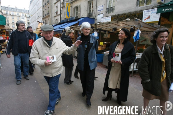 Francoise de Panafieu, maire du 17eme, accompagne Nicole Guedj dans sa visite d une rue commercante du 14eme arrondissement ou elle se presente pour les legislatives.