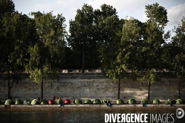 Installation de tentes sur les quais de seine par l association les enfants de don quichotte.