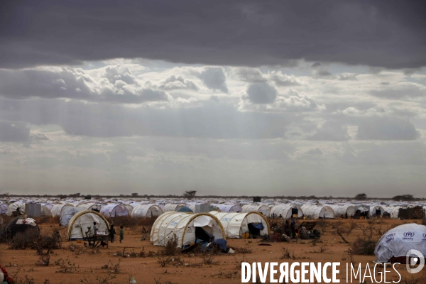 Le camp de dadaab, a l est du kenya, est le plus grand camp de refugies au monde. les somaliens continuent de fuir la guerre, la secheresse ainsi que la famine qui sevit dans toute la corne de l afrique.