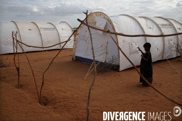 Le camp de dadaab, a l est du kenya, est le plus grand camp de refugies au monde. les somaliens continuent de fuir la guerre, la secheresse ainsi que la famine qui sevit dans toute la corne de l afrique.