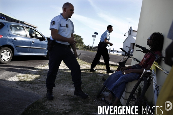 Reportage: le quotidien d une brigade de gendarmerie en guadeloupe.
