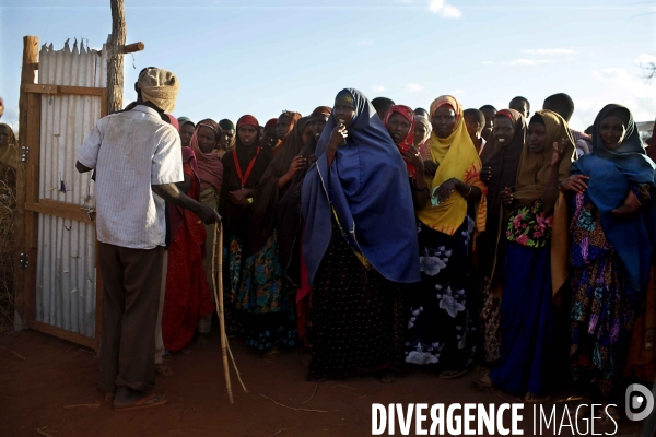 Food distribution by a koweit ngo in the ifo refugees camp of dadaab, east kenya.