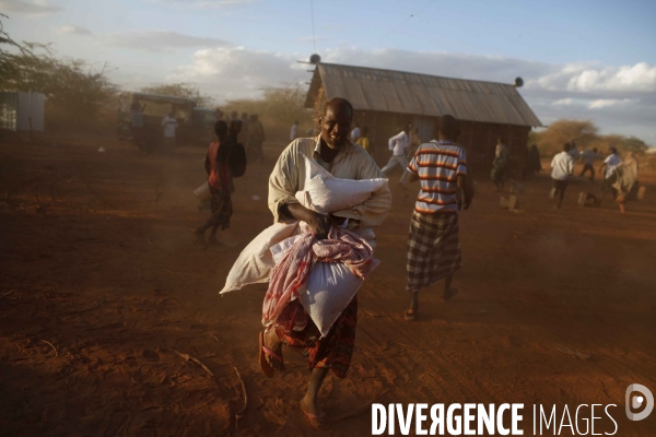 Food distribution by a koweit ngo in the ifo refugees camp of dadaab, east kenya.