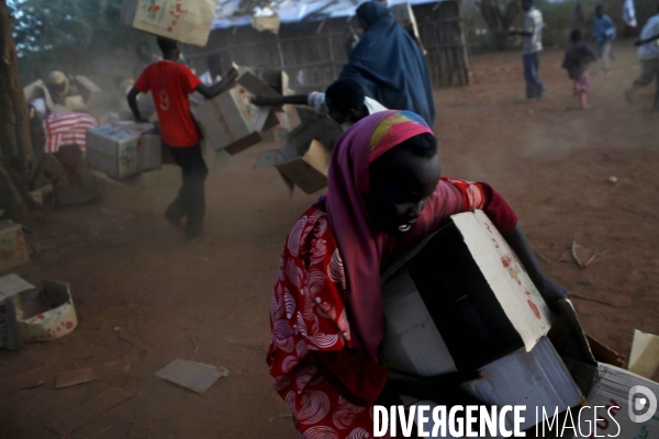 Food distribution by a koweit ngo in the ifo refugees camp of dadaab, east kenya.