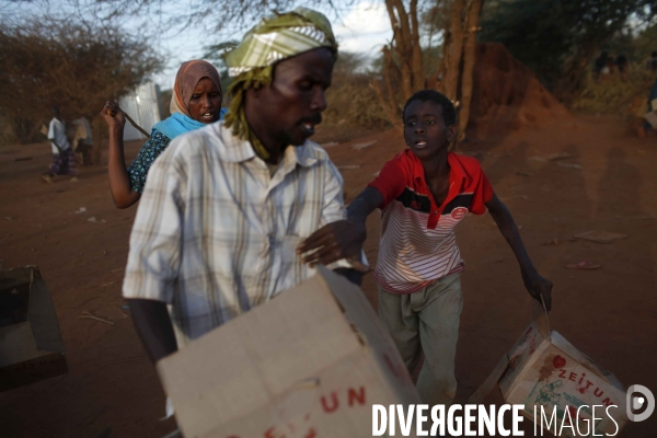 Food distribution by a koweit ngo in the ifo refugees camp of dadaab, east kenya.