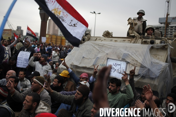 13eme journee d occupation de la place tahrir, au caire, des egyptiens demandant la demission du president moubarak.