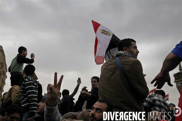 13eme journee d occupation de la place tahrir, au caire, des egyptiens demandant la demission du president moubarak.