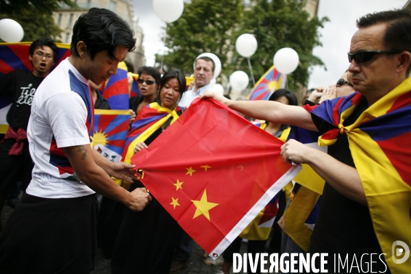 Manifestation pour la liberte en chine et au tibet suite a la ceremonie d ouverture des jeux olympiques a pekin.