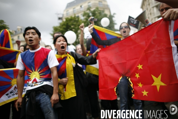 Manifestation pour la liberte en chine et au tibet suite a la ceremonie d ouverture des jeux olympiques a pekin.